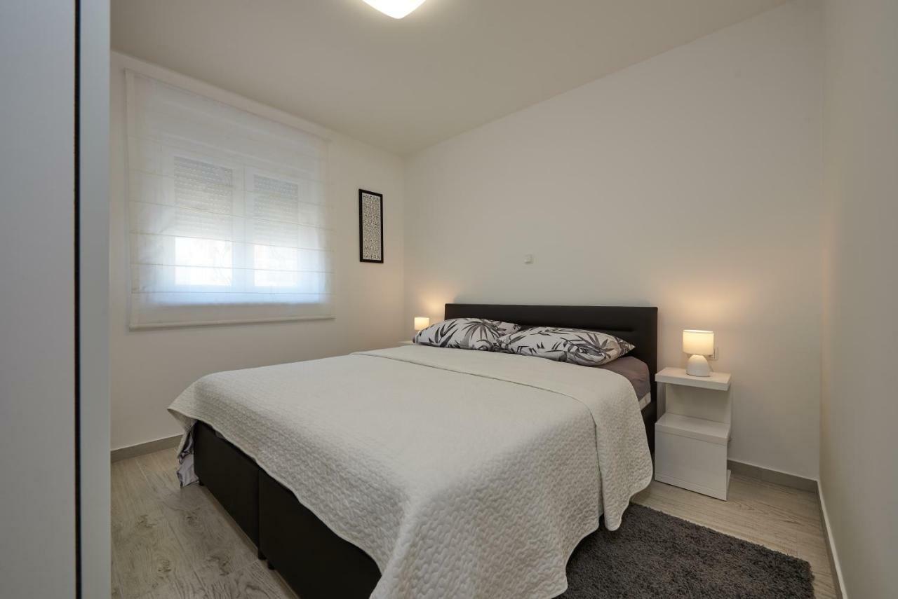 Appartement Apartman Jakov à Trogir Extérieur photo